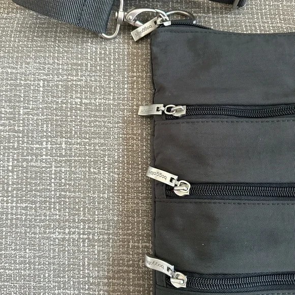 Baggallini Crossbody Bag Gray MultiPocket Travel Purse Adjustable Strap Wristlet - Picture 7 of 11